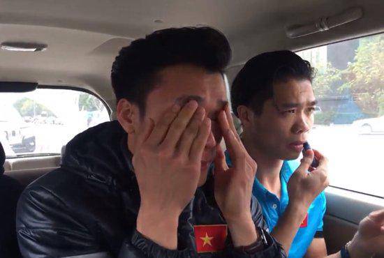 Bùi Tiến Dũng và tuyển U23 đồng loạt nhập hội cuồng mặt nạ của Hồng Duy Pinky?